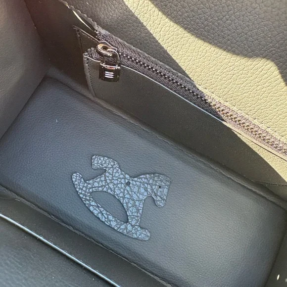 Elegant Black Leather Handbag - Picture 5 of 11